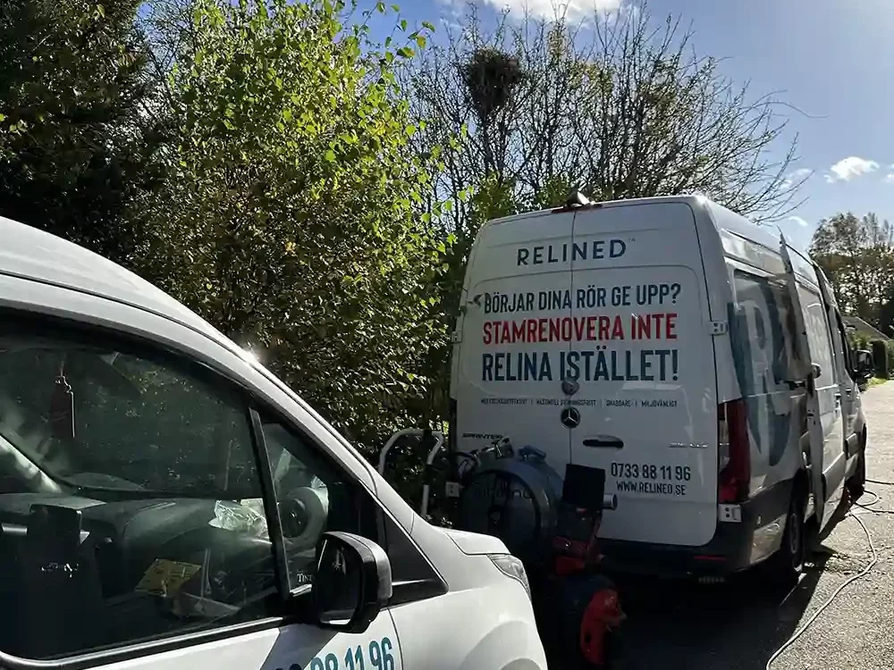 relineds bilar parkerade