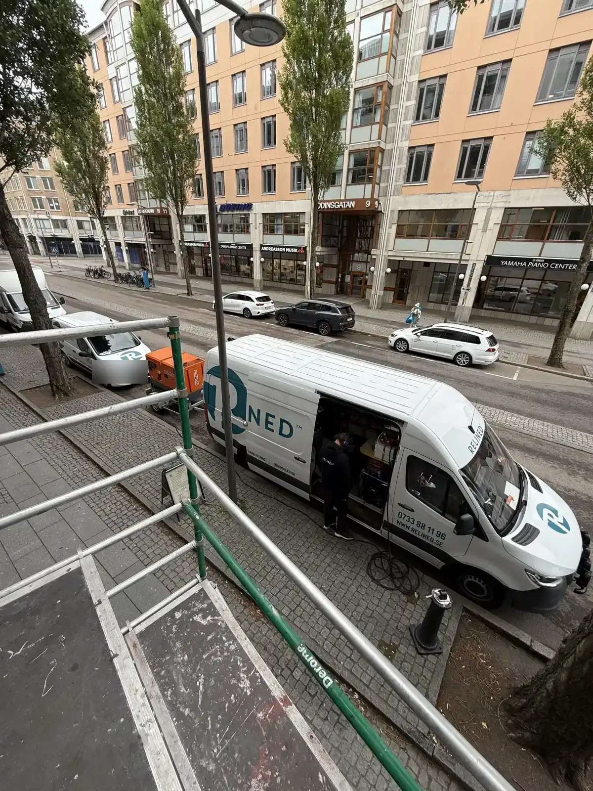 Relineds servicebil och elverk vid hotellfastighet i centrala Göteborg