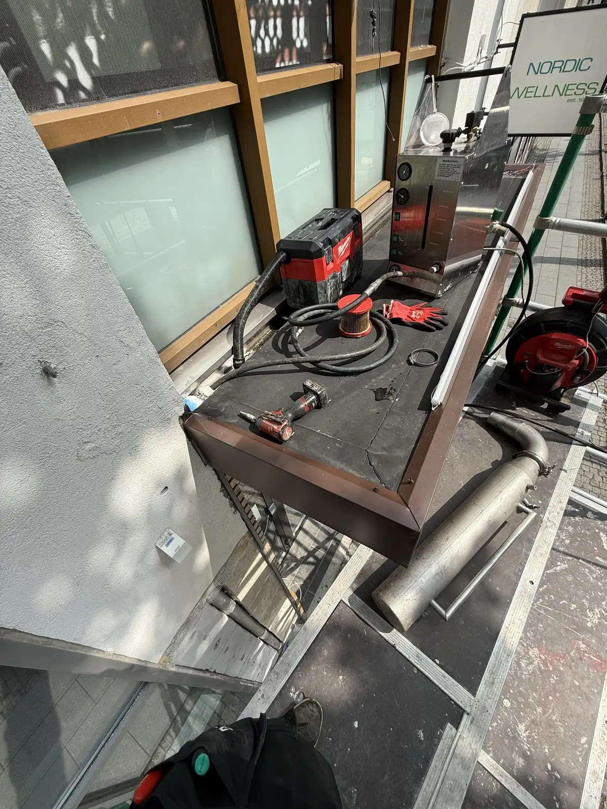 Reliningutrustning på byggställning vid dagvattenrelining i centrala Göteborg