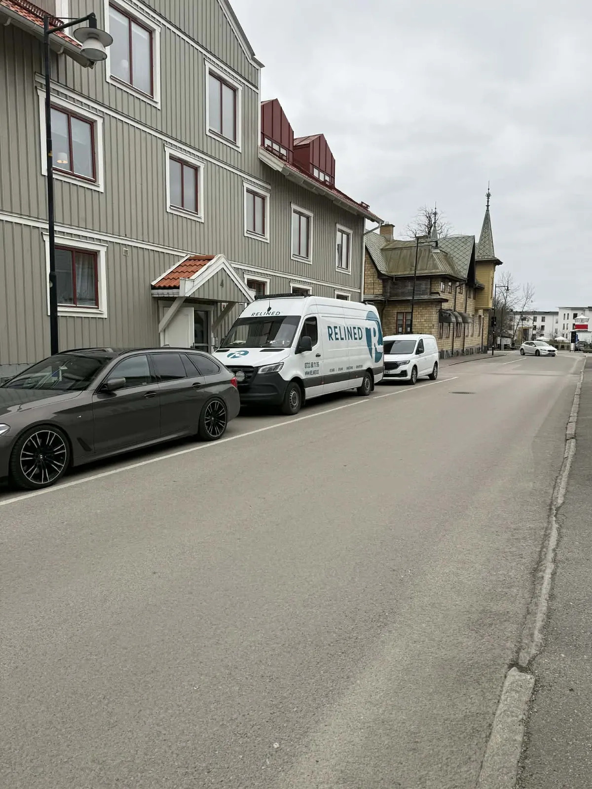 Relineds servicebilar på gatan utanför bostadsrättsförening i centrala Kungsbacka