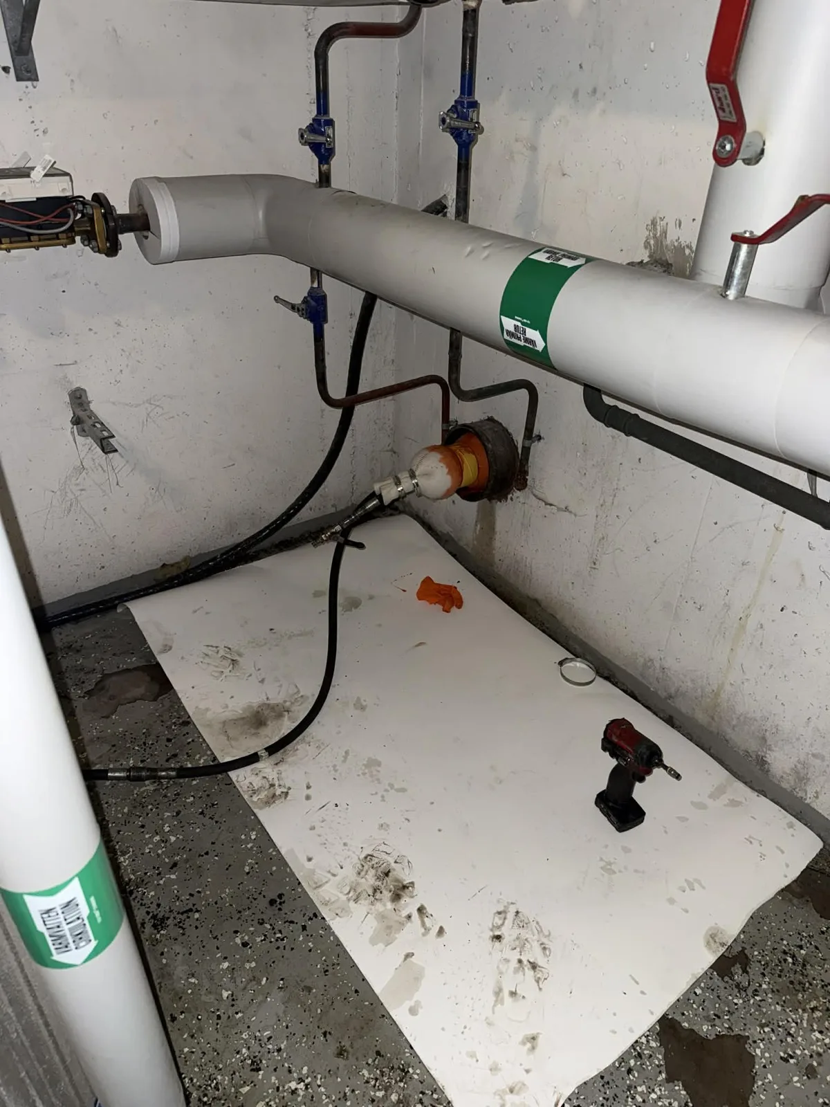 Tätande packer i avloppsanslutning i undercentral hos BRF i Kungsbacka