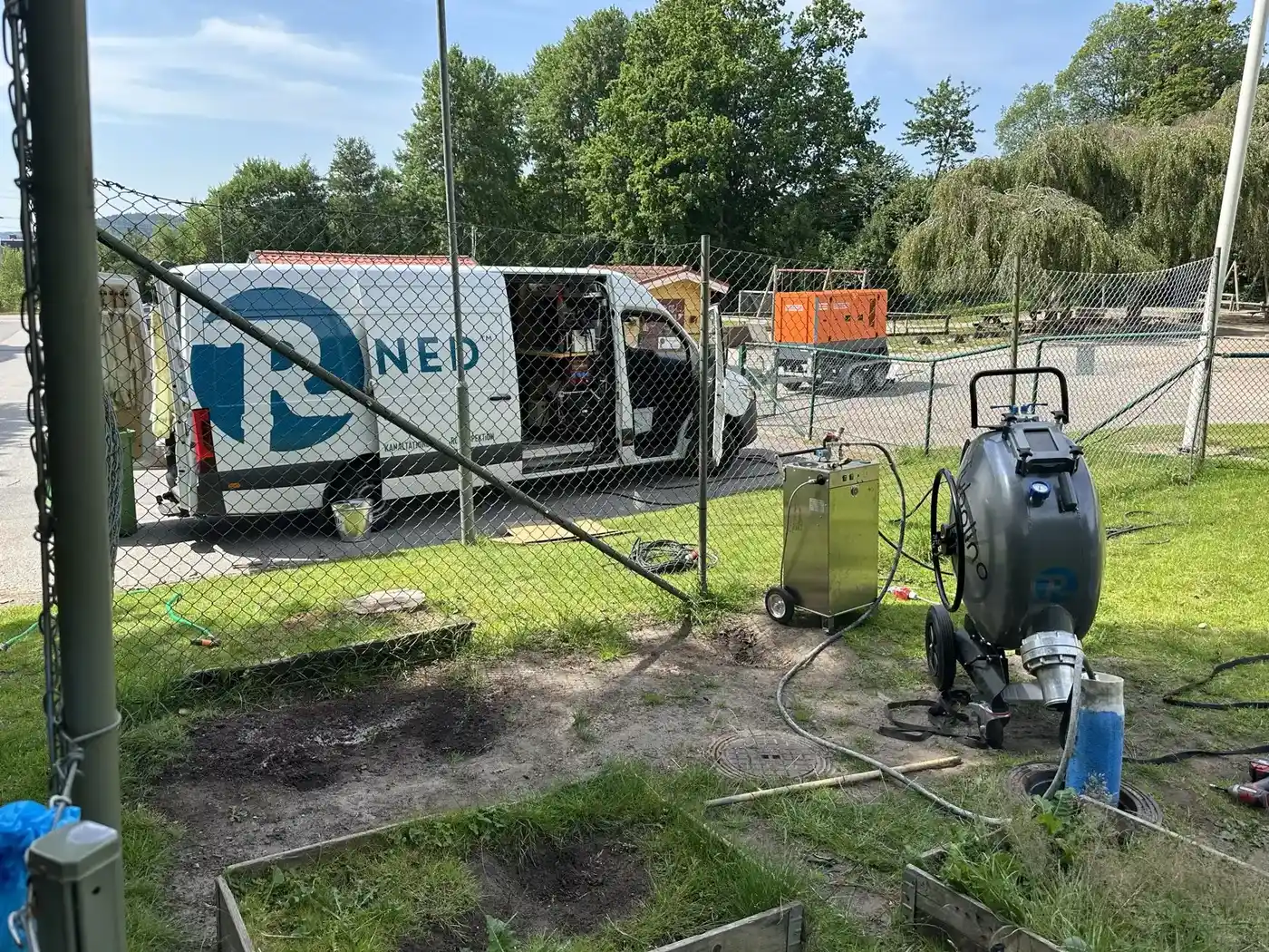 Relineds servicebil och utrustning uppställd vid markledningsjobb i Ljungskile