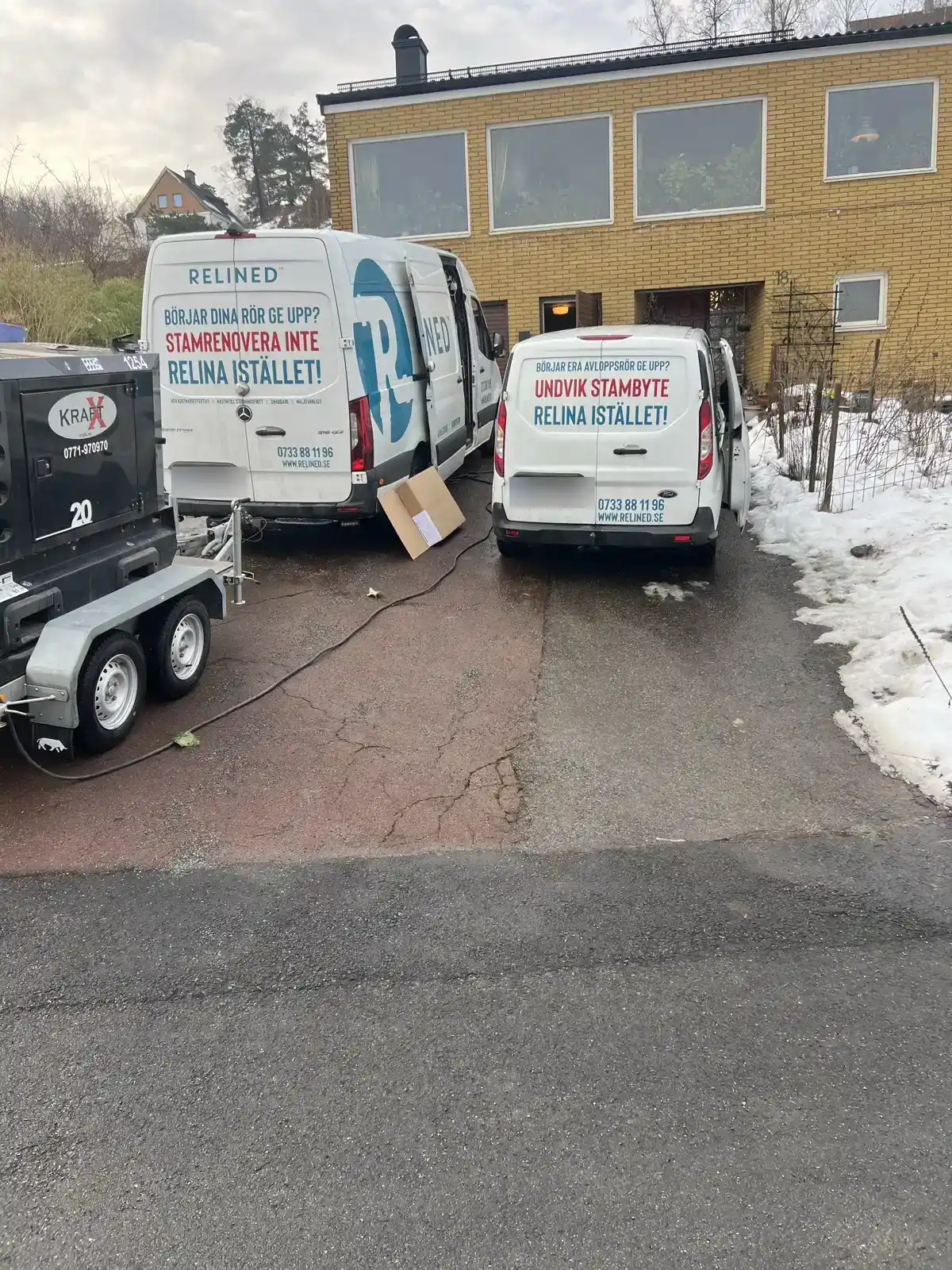 Relineds bilar och elverk vid vinterjobb i villa i Mölndal