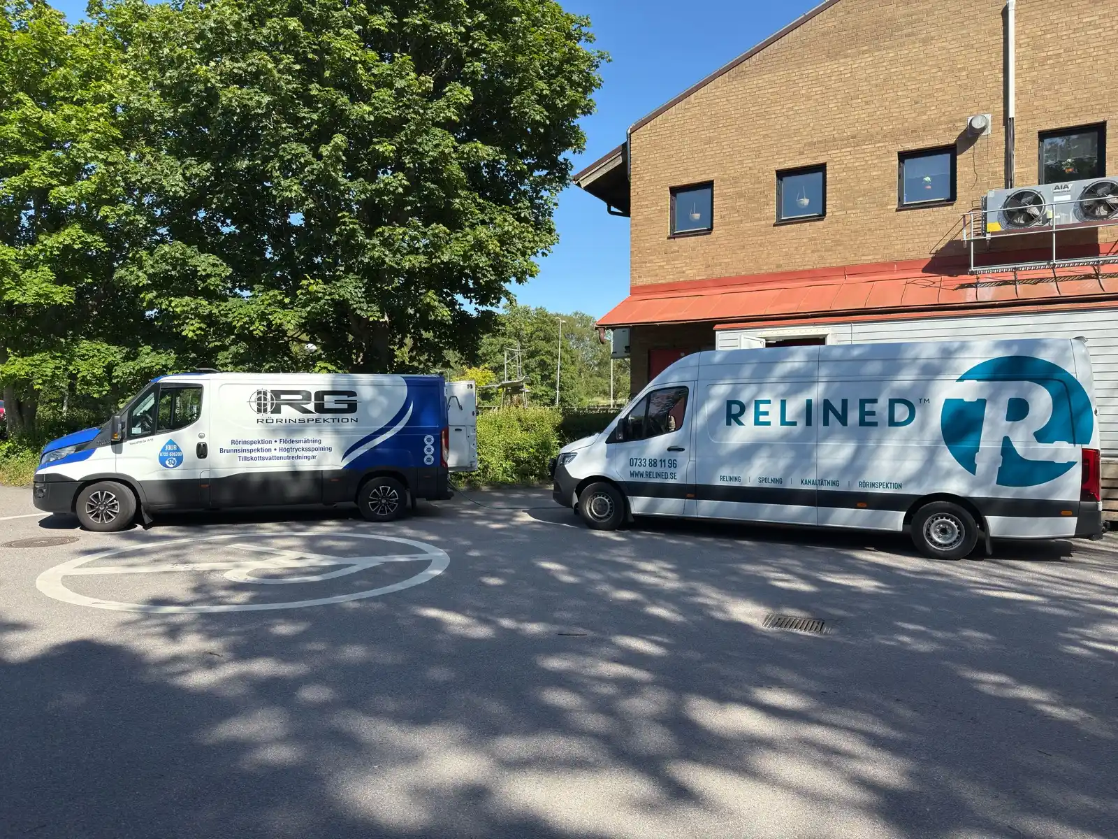 Servicebilar på plats vid Kapareskolan i Onsala inför spolning av avloppssystemet