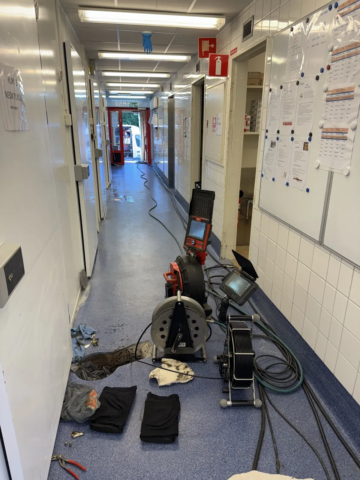 Rörinspektionsutrustning i skolkorridor på Kapareskolan i Onsala