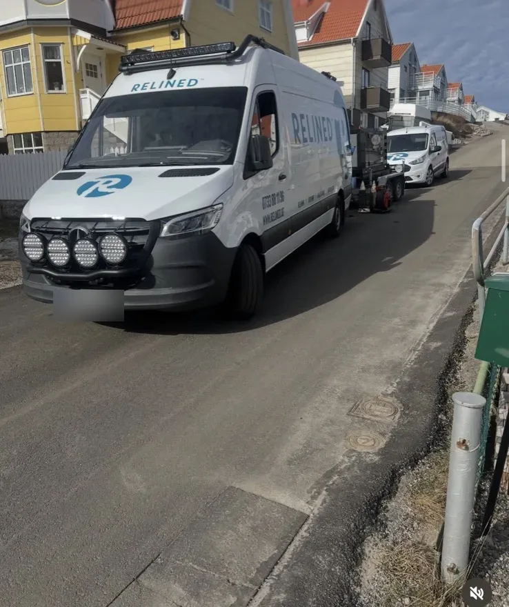 Relineds servicebilar vid relining av utgående ledning på Smögen