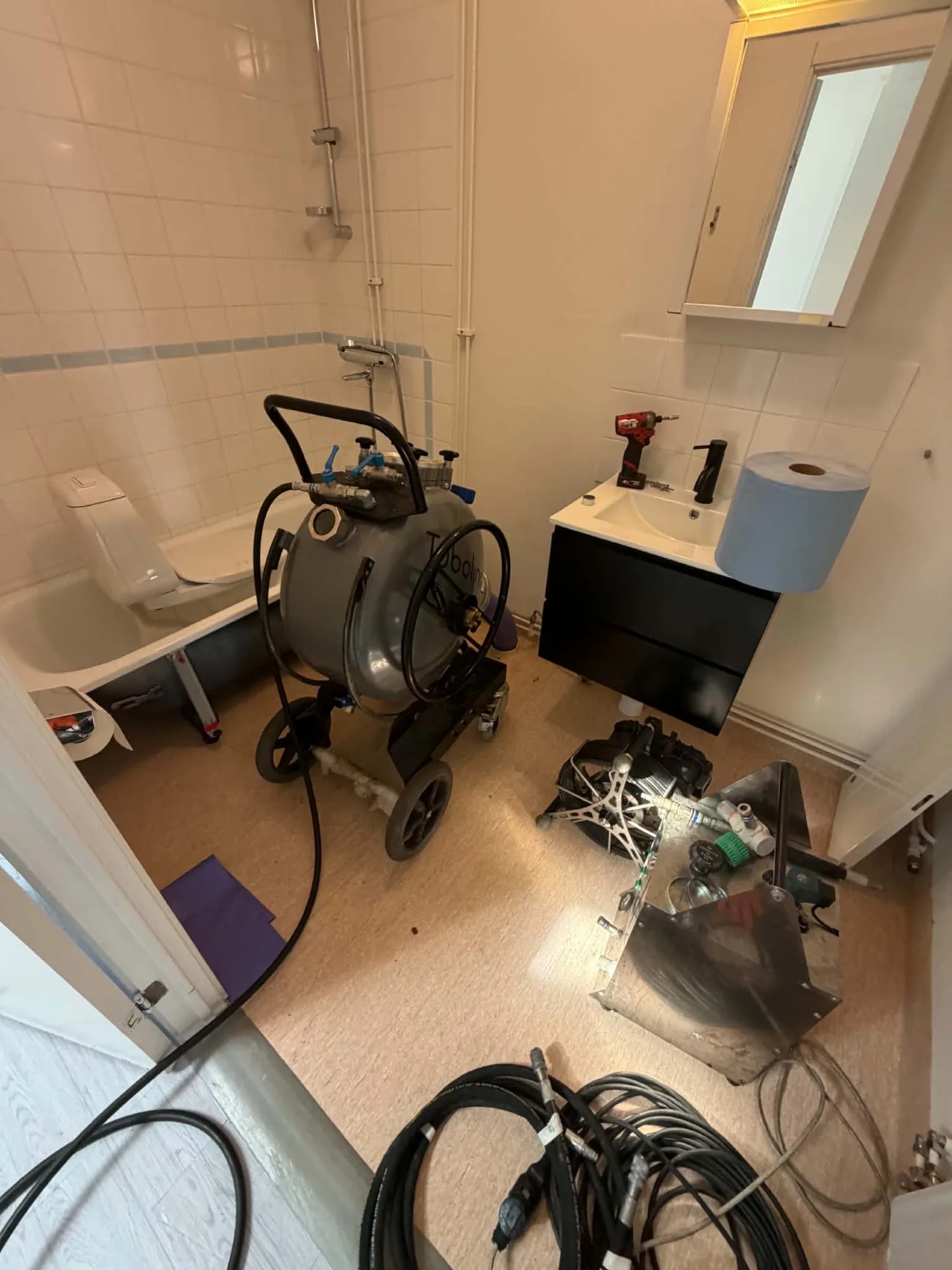 Reliningutrustning uppställd i badrum under pågående servicejobb i Stenungsund