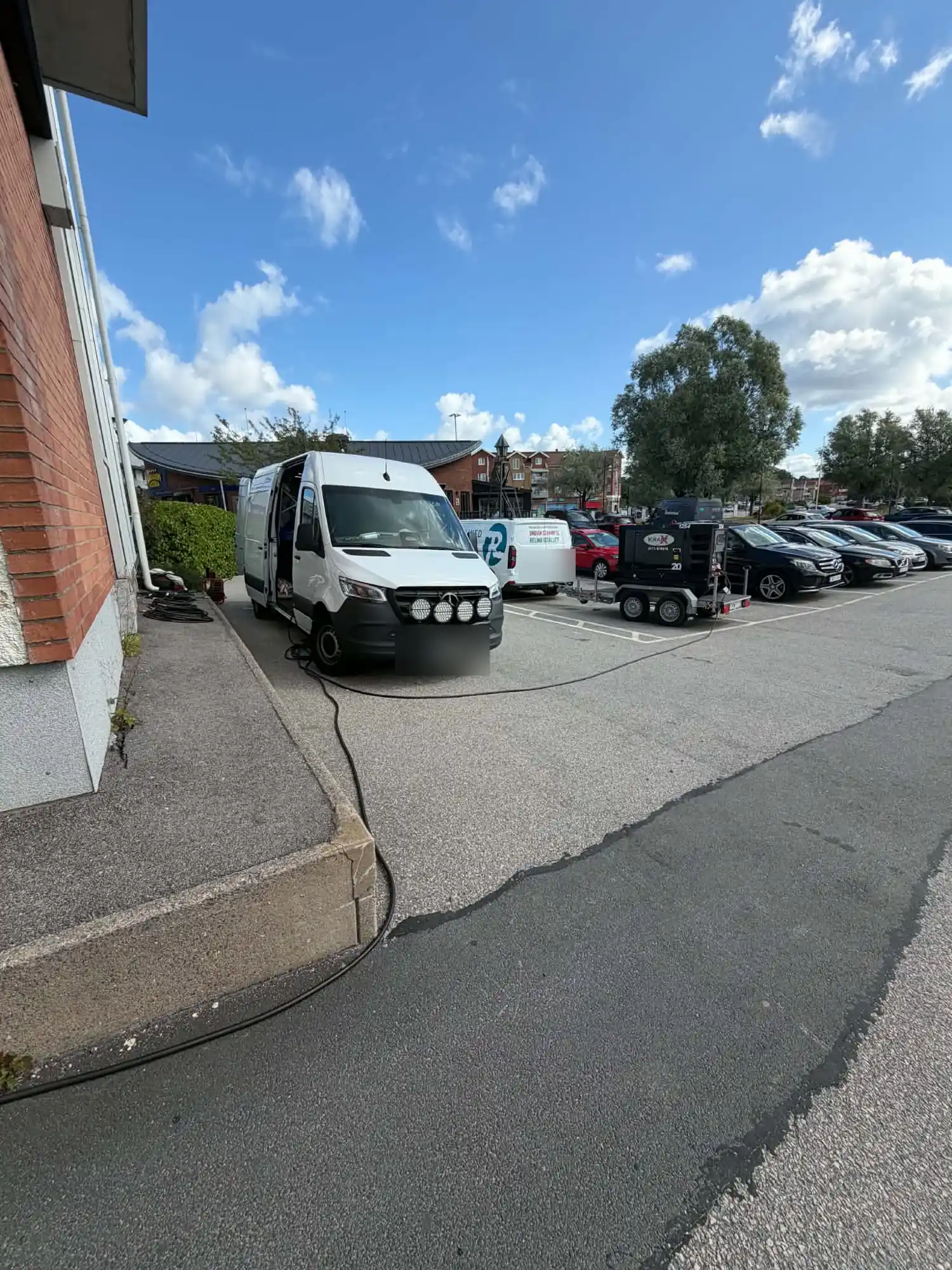 Relineds servicebil och elverk på plats vid fastighet i Stenungsund
